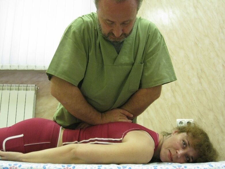 Una donna si sottopone a un corso di massaggio per eliminare l'osteocondrosi toracica